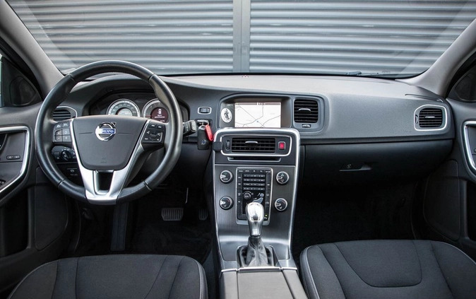 Volvo V60 cena 45900 przebieg: 204000, rok produkcji 2013 z Czarne małe 191